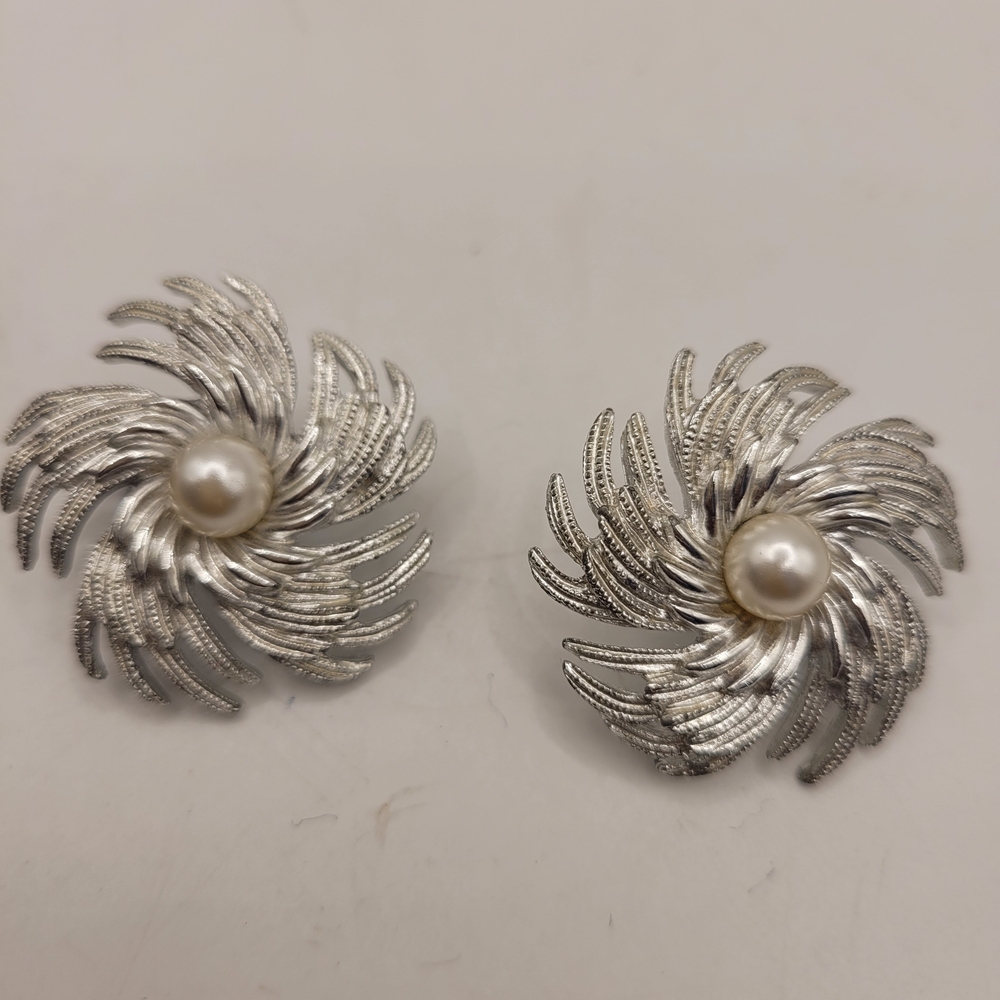Sarah Coventry Swirl Silver Tone Faux Pearl Center Clip On Earrings